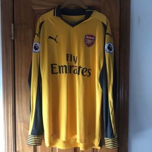 Alexis Sanchez 16/17 Arsenal jersey.